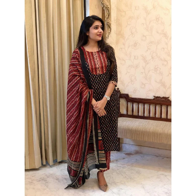 NOZ2TOZ Women Maroon, Black Printed Viscose Rayon Kurta And Pant Set Fashionable Work Pants NOZ2TOZ Women Maroon, Black Printed Viscose Rayon Kurta And Pant Set Fashionable Work Pants
