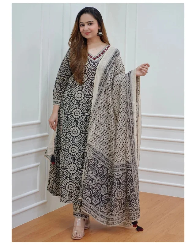 NOZ2TOZ Women Black Printed Viscose Rayon Kurta, Pant And Dupatta Set Comfortable Jogger Trousers NOZ2TOZ Women Black Printed Viscose Rayon Kurta, Pant And Dupatta Set Comfortable Jogger Trousers