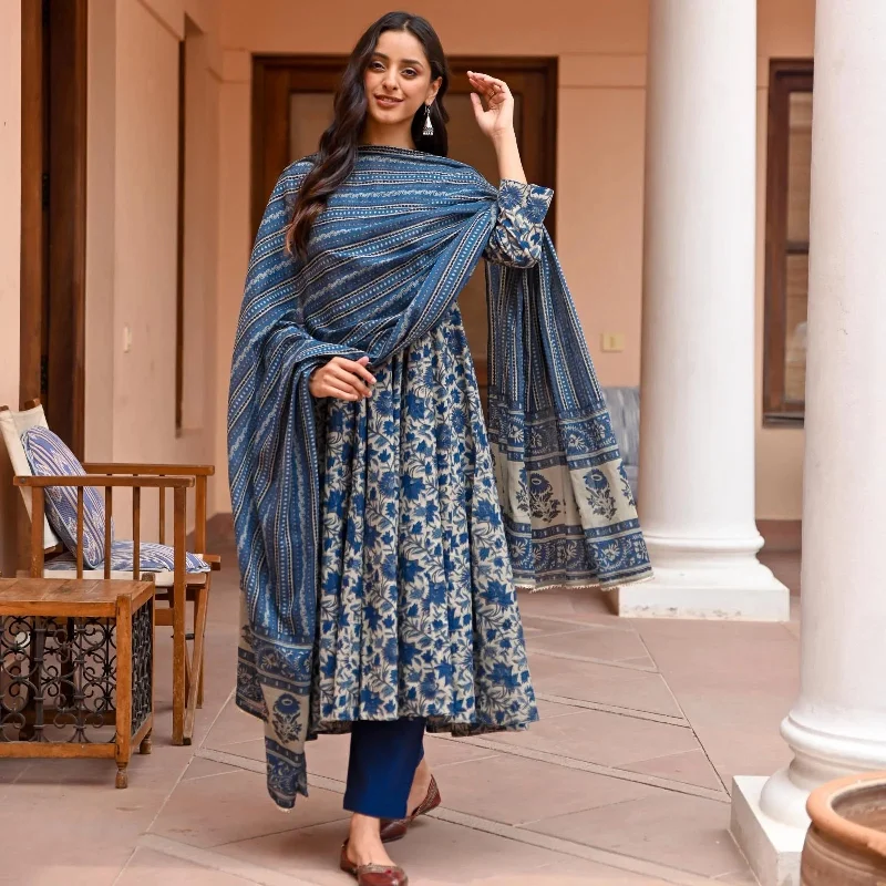 NOZ2TOZ Women Blue Printed Viscose Rayon Kurta, Pant And Dupatta Set High-Waist Trousers NOZ2TOZ Women Blue Printed Viscose Rayon Kurta, Pant And Dupatta Set High-Waist Trousers