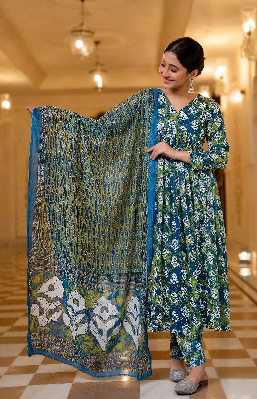 NOZ2TOZ Women Dark Green Printed Viscose Rayon Kurta, Pant And Dupatta Set Chic Black Leggings NOZ2TOZ Women Dark Green Printed Viscose Rayon Kurta, Pant And Dupatta Set Chic Black Leggings