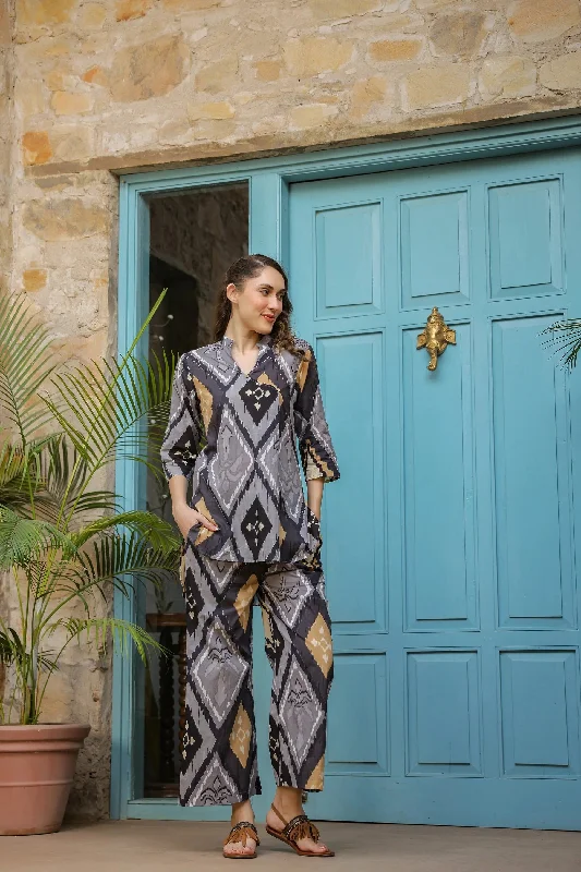 NOZ2TOZ Women Black Printed Pure Cotton Kurta And Pant Set Lightweight Jogger Pants
