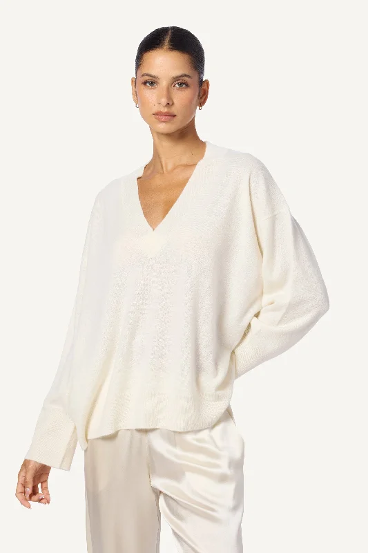 LIGHTWEIGHT NYLAH CASHMERE V-NECK PULLOVER | GARDENIA